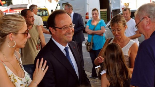 Hollande en déplacement sur le marché de Tulle